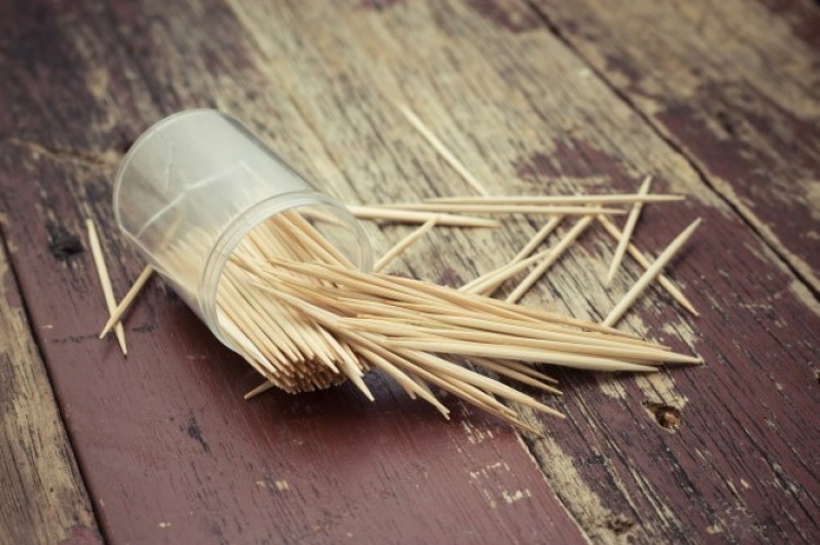 .:: usar_palito_de_dente_e_perigoso_para_a_saude_bucal_40559_1_pt.jpg ::.